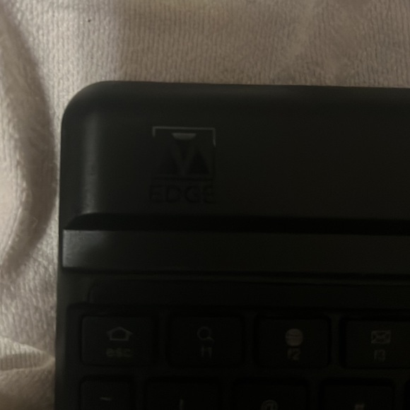 Edge Bluetooth tablet keyboard - Picture 2 of 3